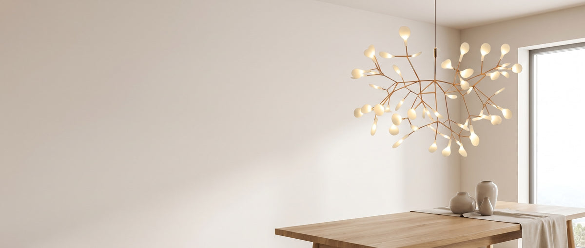 Suspension à branches lumineuses au-dessus d'une table